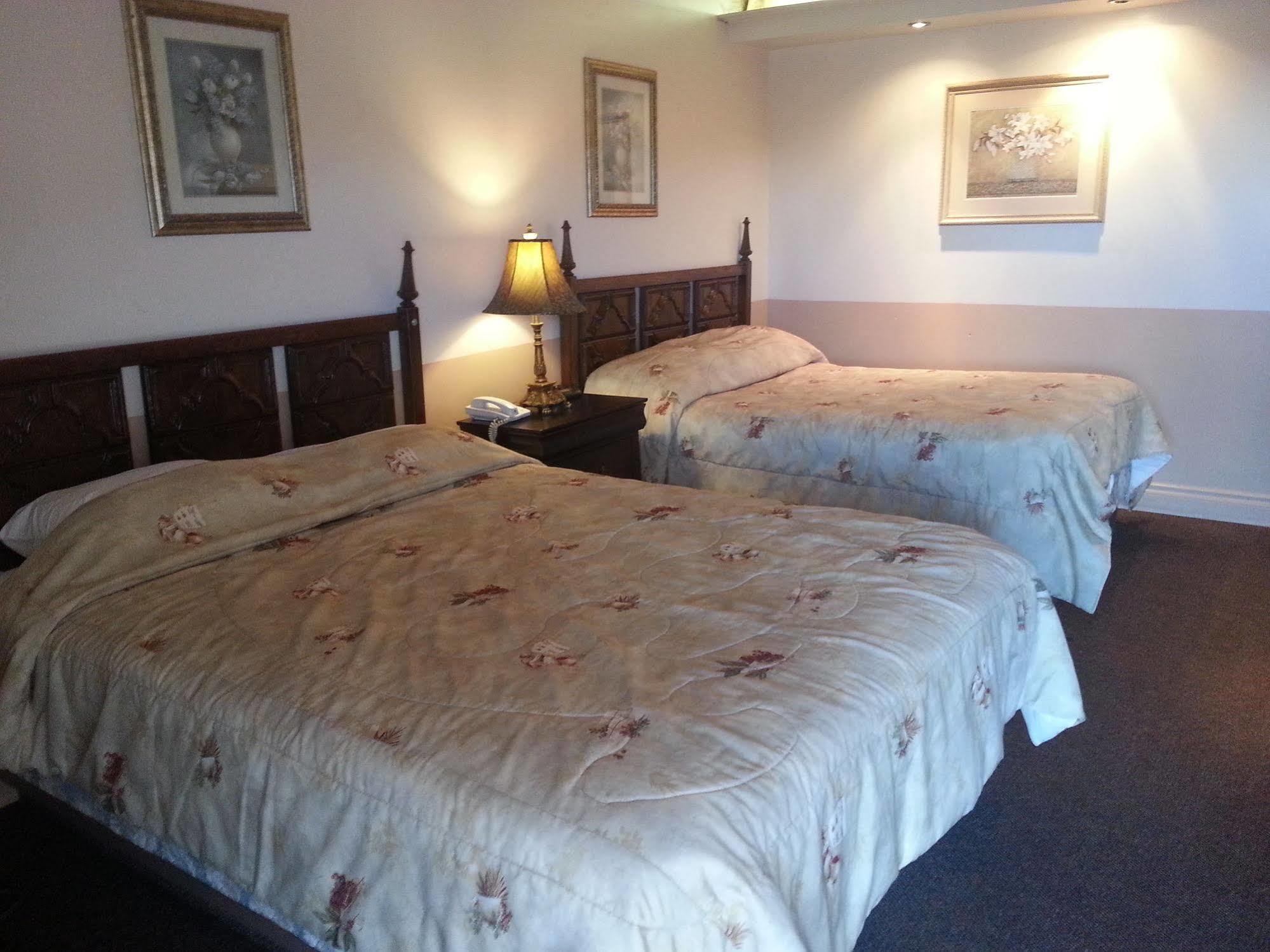 Traveller'S Inn Dawson Creek Buitenkant foto