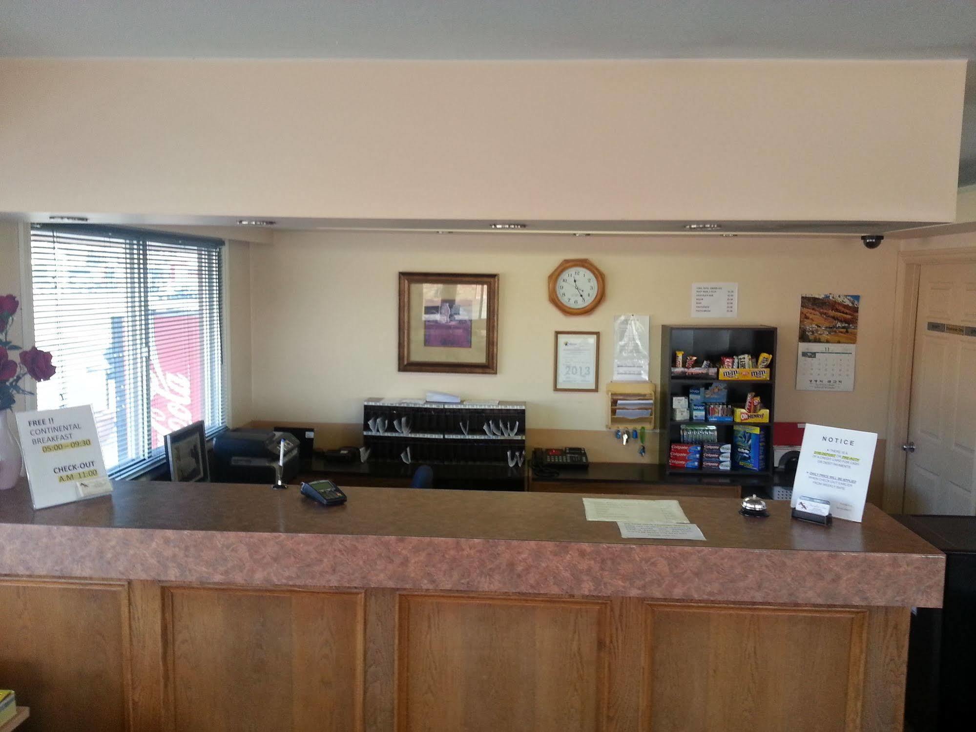 Traveller'S Inn Dawson Creek Buitenkant foto