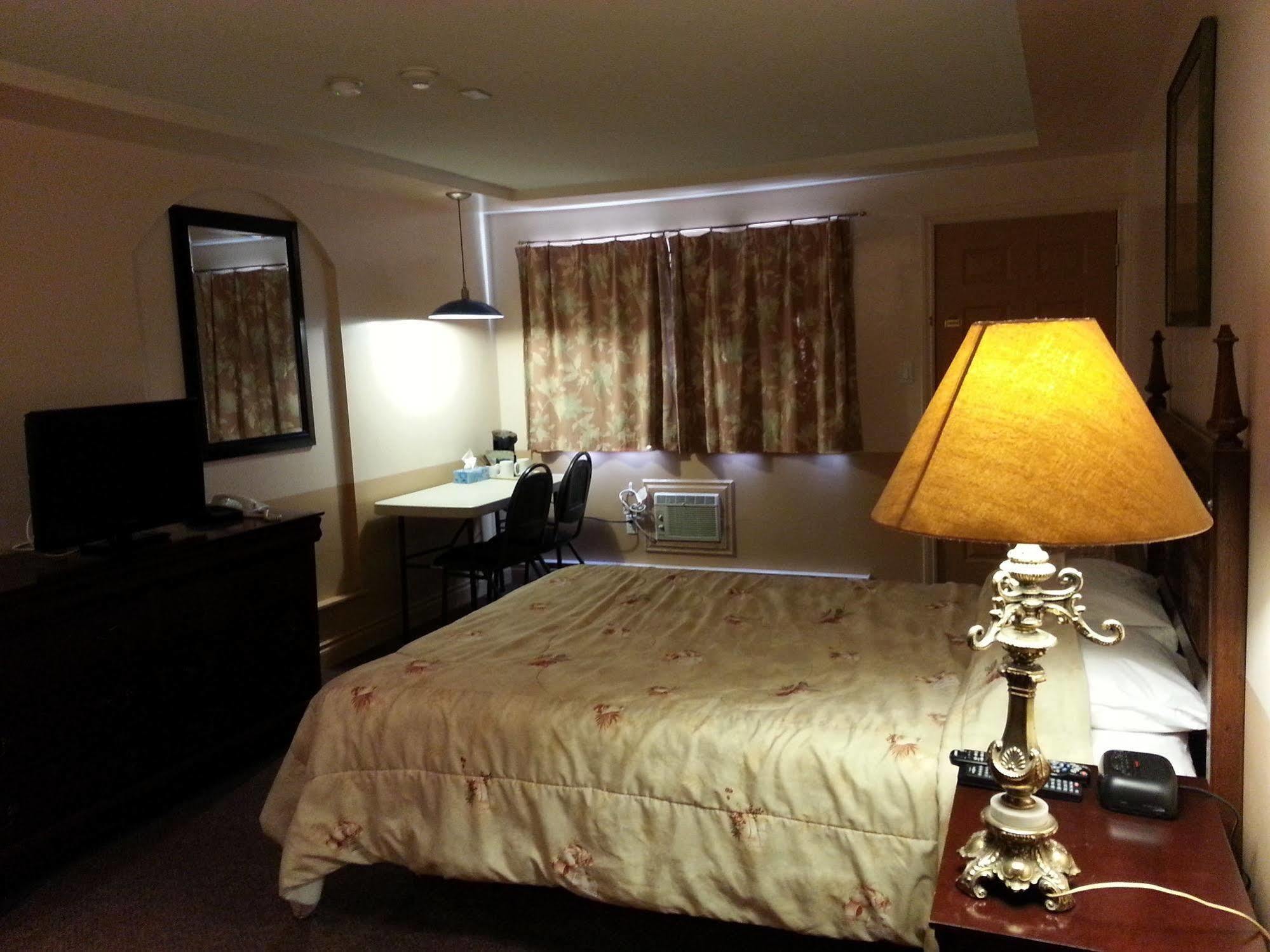 Traveller'S Inn Dawson Creek Buitenkant foto